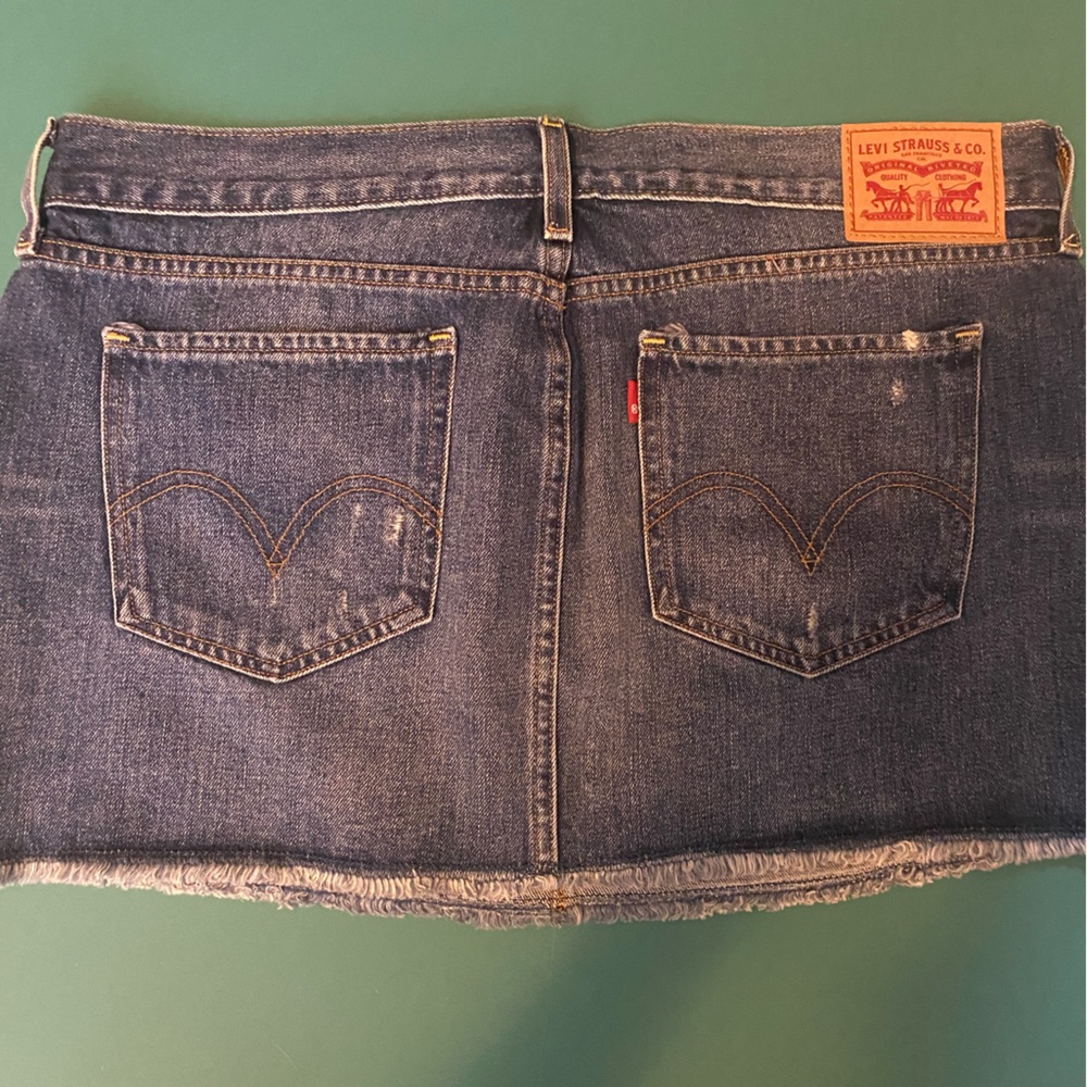 Never worn size 30 Levi’s denim skirt